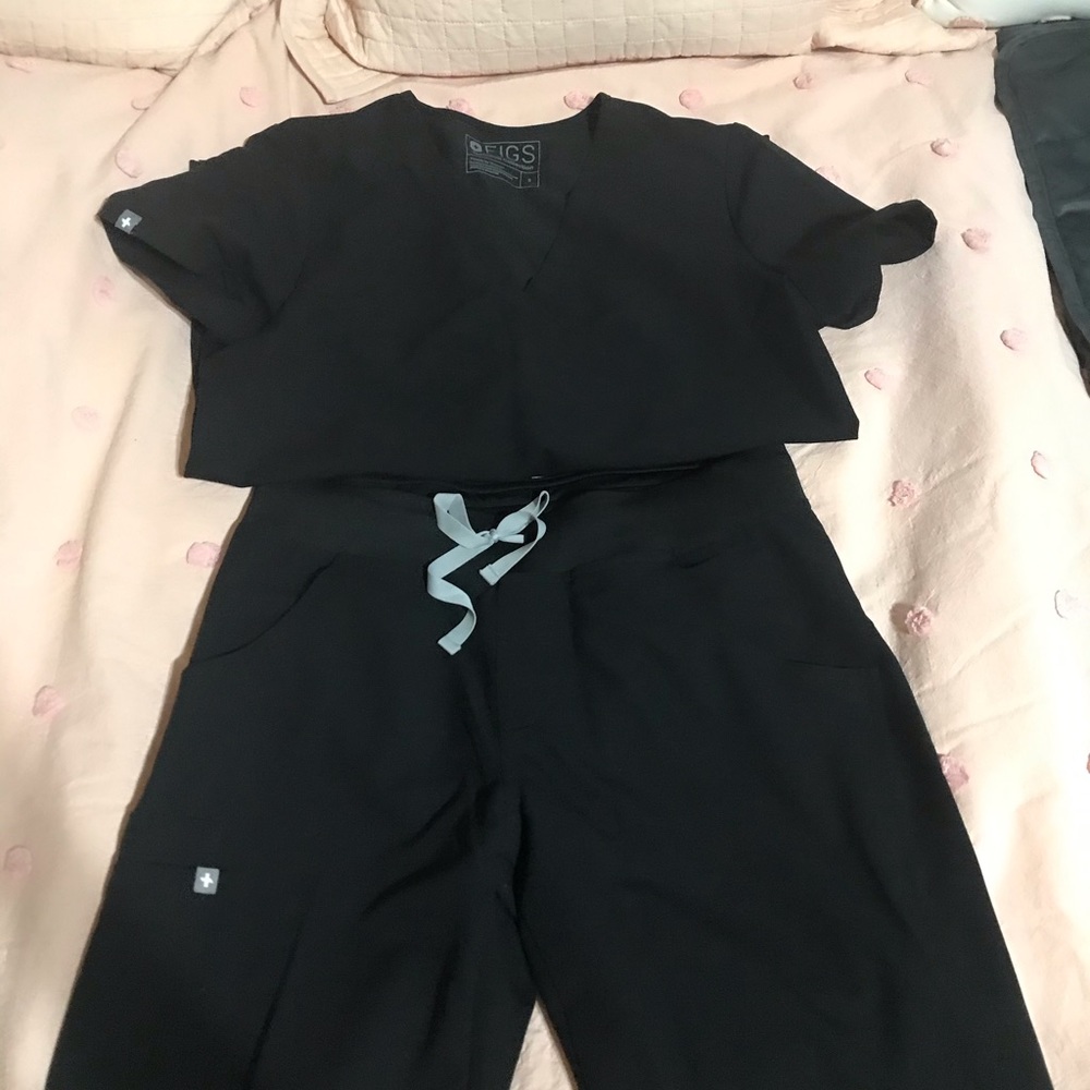 Black Figs scrub set